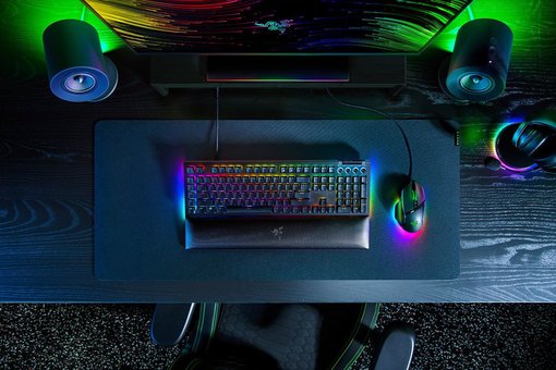 Teclado gamer Razer BlackWidow V4 Yellow con switches mecánicos Razer Yellow Linear, iluminación Chroma RGB, teclas multimedia y diseño profesional, modelo RZ03-04691900-R3U1.