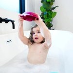 Imagen de Juego de botes apilables con agujeritos para el baño Boon