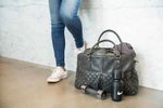 Imagen de Bolsos maternal vegano incluye cambiador y ganchos para el coche
