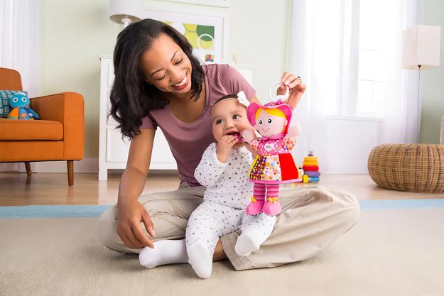 Imagen de Colgante sensorial Mi primera muñeca Emily