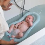 Imagen de Colchón inflable para bañar al bebé Doomoo