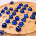 Imagen de Juego de mesa Solitario en madera con canicas Bigjigs