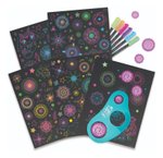 Imagen de Cuaderno con hojas negras, pegotines y la lapiceras multicolores