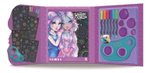 Imagen de Cuaderno con hojas negras, pegotines y la lapiceras multicolores