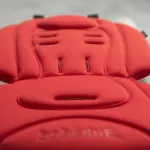 Imagen de Colchoneta universal roja para coches con memory foam Bebedue