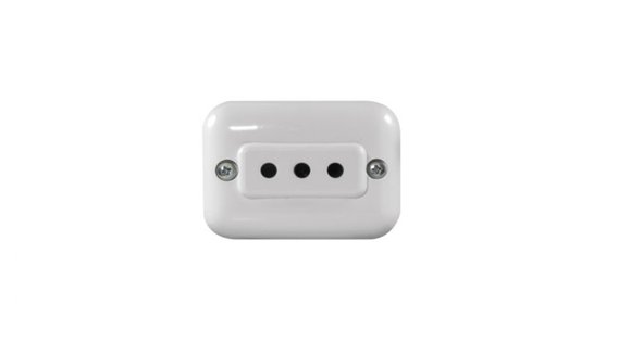 Imagen de TOMA EXTERIOR BLANCA 3 EN LINEA 10AMP C/SEGURO
