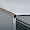 Imagen de Guardacanto Quadra aluminio 10x10mmx2.5mt concreto ATRIM