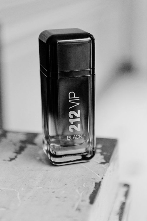 Imagen de Carolina Herrera Estuche 212 Vip Black Perfume de Hombre 100 ml + Gel Ducha