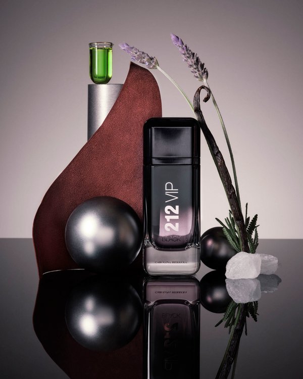 Imagen de Carolina Herrera Estuche 212 Vip Black Perfume De Hombre 100 Ml + Gel De Ducha